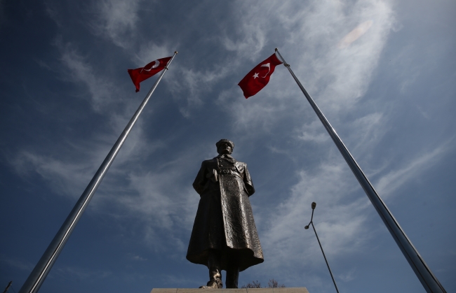 12 yıldır evlerinde Türk bayrakları asılı